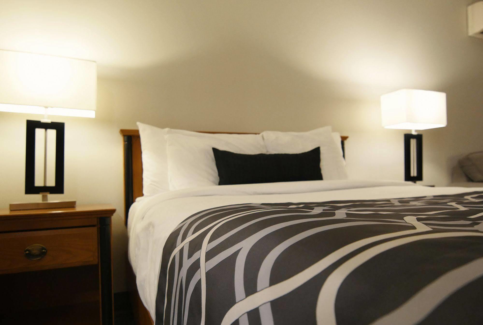 Hotel Le Voyageur Sept-Îles Eksteriør bilde
