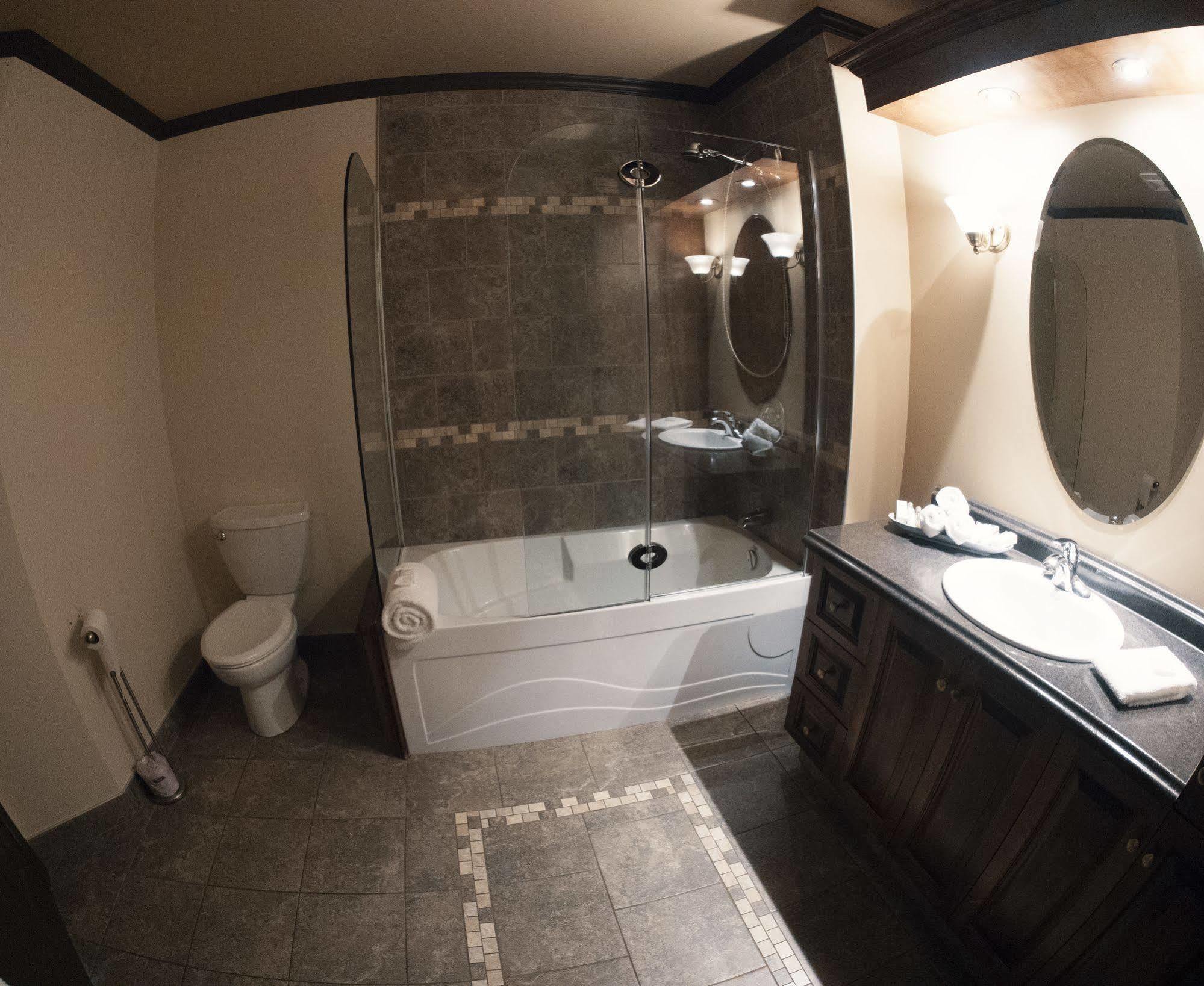 Hotel Le Voyageur Sept-Îles Eksteriør bilde